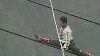 Doi acrobaţi au mers pe un cablu de teleferic, în munţii din China - VEZI VIDEO