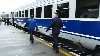 Un tren personal, cu 150 de călători, a rămas blocat în câmp după ce locomotiva s-a defectat