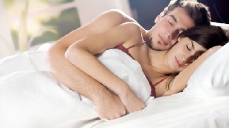 Îmbrăţişaţi şi orientaţi în aceeaşi direcţie, indiciile erotismului în cuplu / Foto: hubpages.com