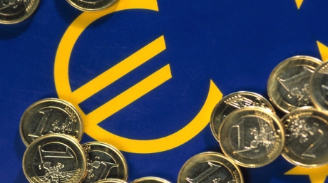 Euro continuă să crească şi trece şi de pragul de 4,5