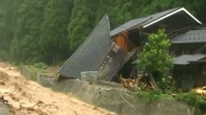 Ploile abundente din Japonia au cauzat inundaţii şi alunecări de teren 