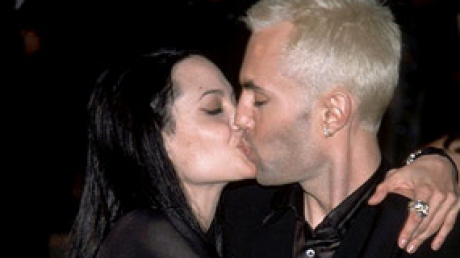angelina_jolie_kiss_brother_300_64518400 Câştigătorii celei de-a 84-a ediţii a premiilor Oscar, Cele mai şocante momente FOTO şi VIDEO