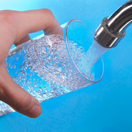 Pentru a elimina consumul de apă bea doi litri de apă pe zi