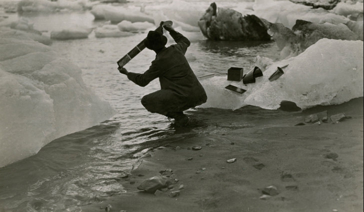 1909 * ALASKA, SUA - Fotograful Oscar D. Von Engeln şi-a petrecut vata într-o expediţie finanţată de National Geographic 1909 * ALASKA, SUA - Fotograful Oscar D. Von Engeln şi-a petrecut vata într-o expediţie finanţată de National Geographic
