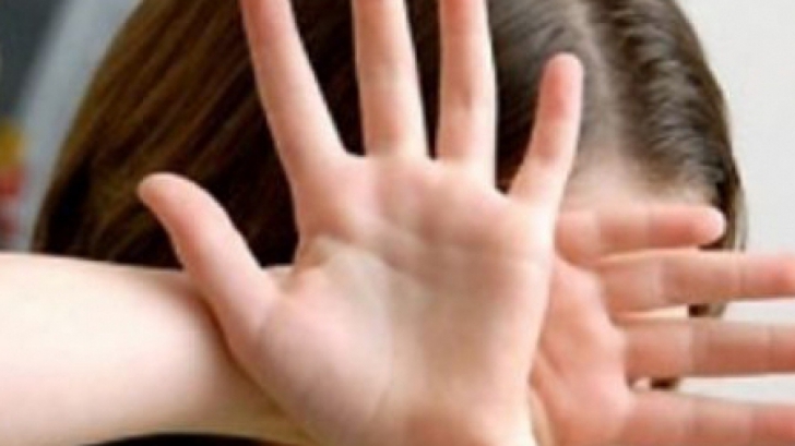 Scandal sexual la un liceu: elevi filmaţi în toaleta şcolii, făcând sex Scandal sexual la un liceu: elevi filmaţi în toaleta şcolii, făcând sex