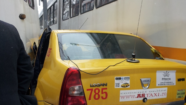 TAXI prins între două tramvaie, în zona Trafic Greu din Capitală TAXI prins între două tramvaie, în zona Trafic Greu din Capitală