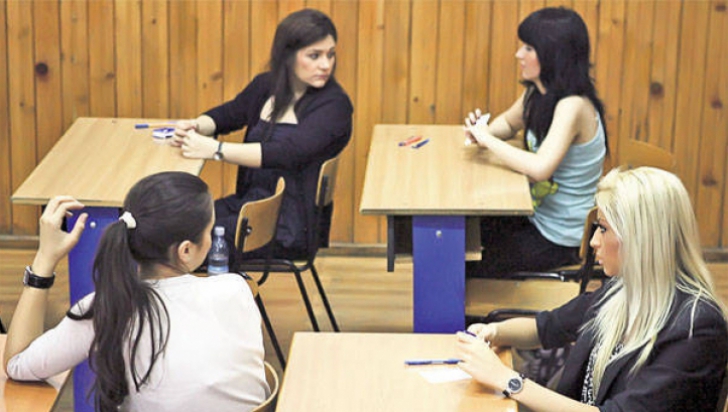 Doi elevi au fost eliminaţi de la examen Doi elevi au fost eliminaţi de la examen
