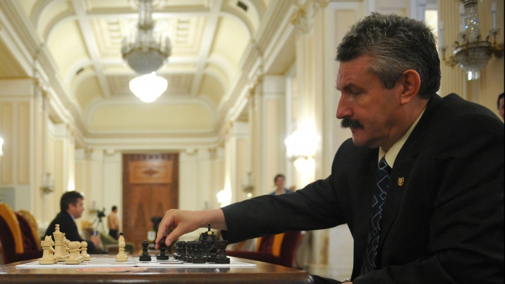 DOSAR DE POLITICIAN Emilian Frâncu, primarul din Râmnicu-Vâlcea, mutând greşit... DOSAR DE POLITICIAN Emilian Frâncu, primarul din Râmnicu-Vâlcea, mutând greşit...