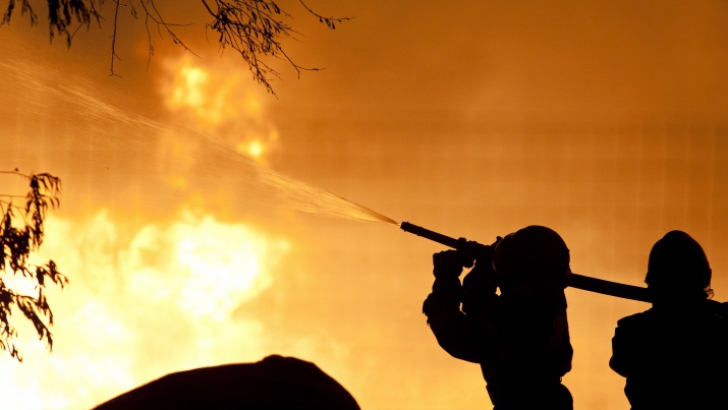 Trei morţi în Franţa într-un incendiu produs într-o clădire ocupată de romi Trei morţi în Franţa într-un incendiu produs într-o clădire ocupată de romi