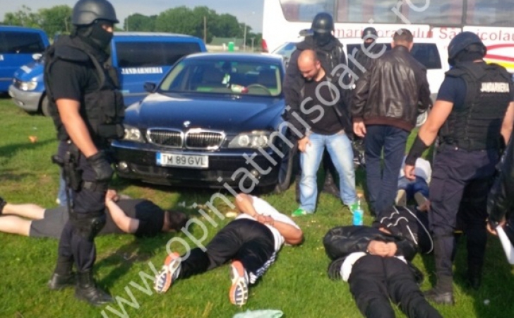 Interlop săltat de mascaţi de pe terenul de fotbal Interlop săltat de mascaţi de pe terenul de fotbal