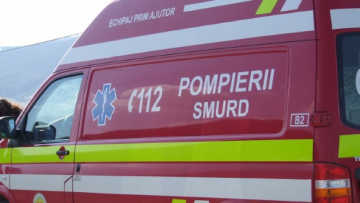 Echipajul Ambulantei a sosit imediat la fata locului si a acordat primul ajutor femeii lesinate Echipajul Ambulantei a sosit imediat la fata locului si a acordat primul ajutor femeii lesinate