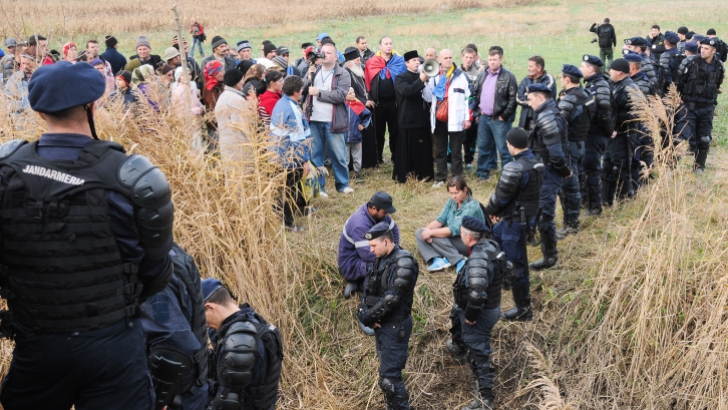 Jandarmii i-au băgat în dube pe unii protestatari Jandarmii i-au băgat în dube pe unii protestatari