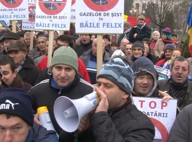 În stradă pentru BĂILE FELIX. Locuitorii din Sînmartin au protestat faţă de gazele de şist În stradă pentru BĂILE FELIX. Locuitorii din Sînmartin au protestat faţă de gazele de şist