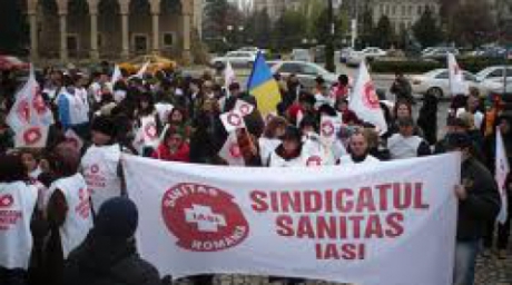 Sindicalistii din Sanatate, protest in fata a trei ministere. Victor Ponta le multumeste pe Facebook