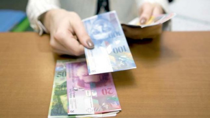 Bancă din Franţa, acuzată de practici comerciale înşelătoare, pentru credite în franci elveţieni