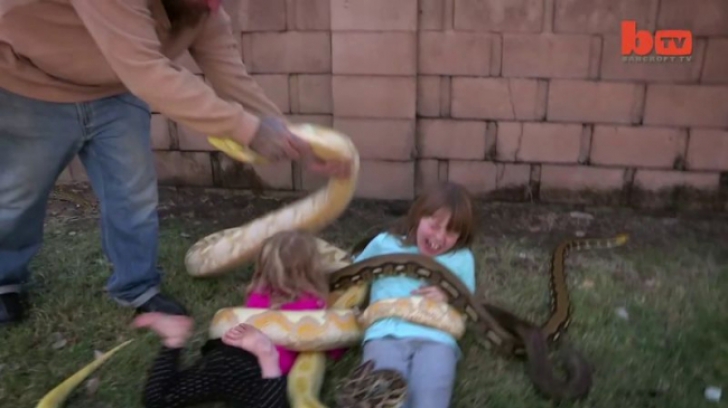 În loc de câini şi pisici, aceşti copii au şerpi ca animale de companie! Imaginile îţi vor da fiori!