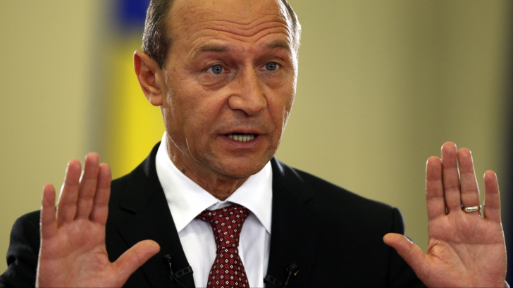 Băsescu cere demiterea lui Mihai Răzvan Ungureanu şi a doi miniştri: 'Preşedintele este penibil'