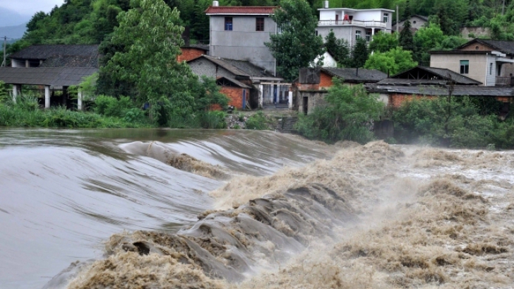 Cel puţin 24 de persoane au murit în ultimele zile, în urma inundaţiilor din Indonezia