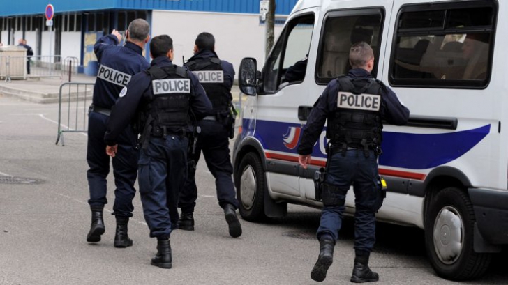 Bărbat înarmat, baricadat într-un hotel din Franţa