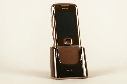 Culmea luxului: un mobil exclusivist bătut cu safire