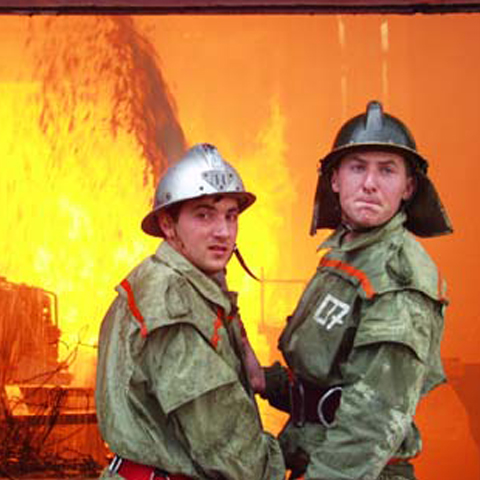 Foto: http://vatavu.files.wordpress.com/2008/02/6156997-incendiu-pompieri-depozit-cherestea.jpg