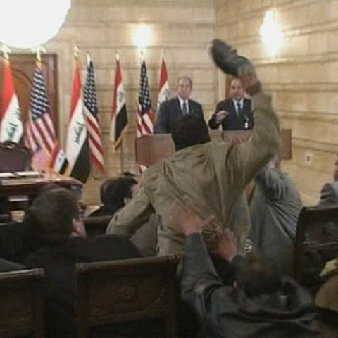 Foto: http://blog.cleveland.com/world_impact/2008/12/large_Shoe-Thrower-Rising-Dec14-08-Iraq_Bush_Meye.jpg
