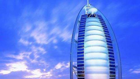 Oficialii Burj al Arab din Dubai vin la Bucureşti să angajeze cel puţin 35 de români