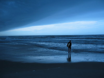 Ori de câte ori are timp liber, Dumitru Prunariu petrece ore în şir imortalizând planeta albastră.