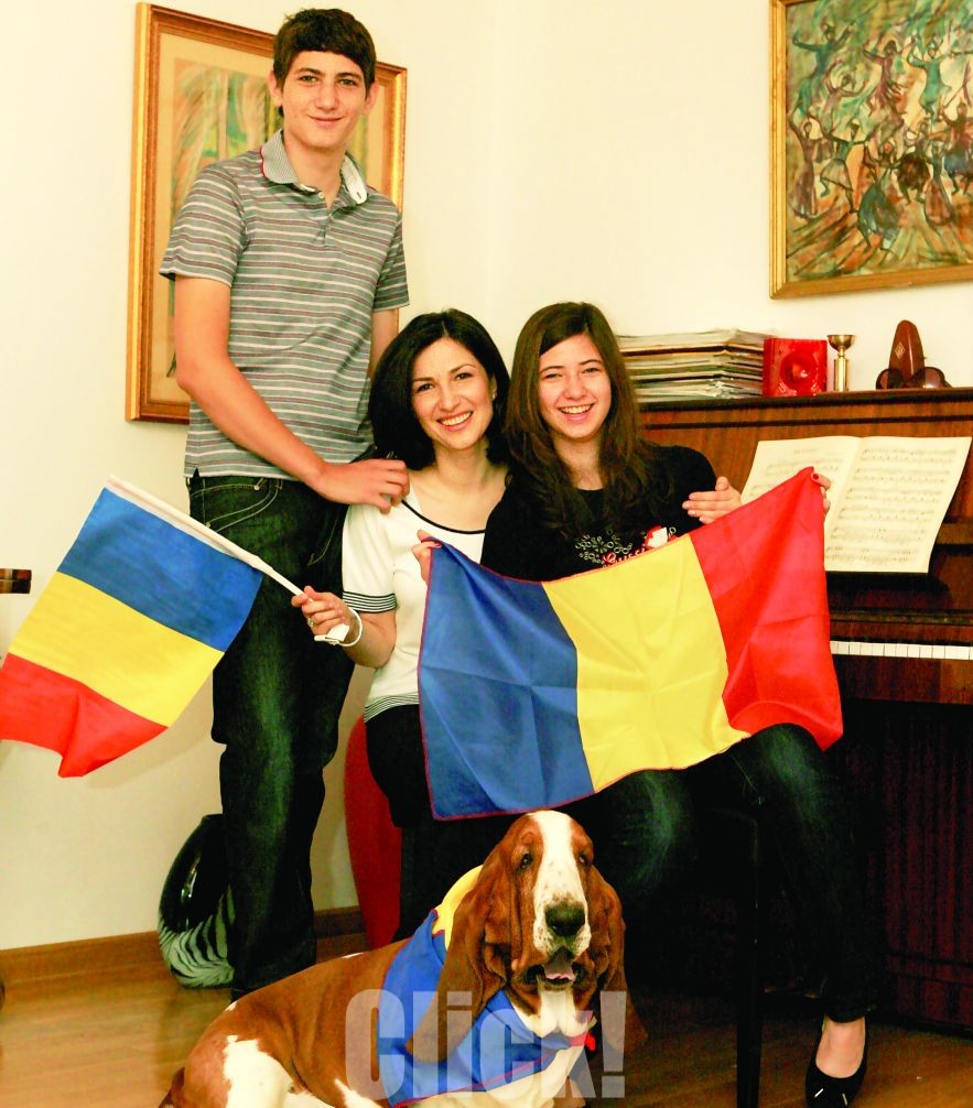 Soţia selecţionerului Răzvan Kucescu, Ana, şi cei doi copii ai lor.