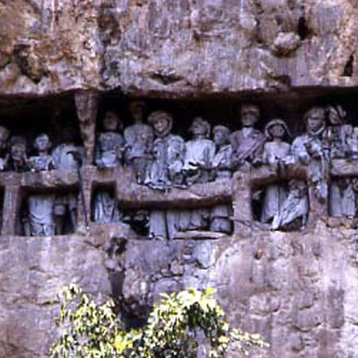 Mormintele populaţiei Toraja
Foto: listverse.com