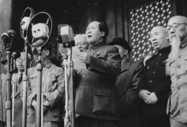 Foto: independent.co.uk
Mao citind scrisoarea prin care proclama Republica Populară Chineză