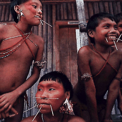 Membri ai tribului Yanomamo
Foto: listverse.com