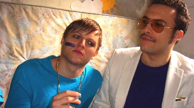 Mes Quins au debutat în 2008 sub forma unui duo synth-pop compus din chitaristul Ovidiu Chihaia şi Silviu Gherman