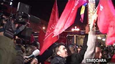 Oamenii au sărbătorit victoria candidaţilor