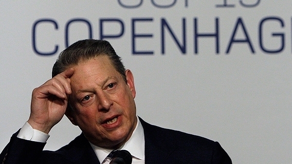 Iniţial, poliţia nu a crezut acuzaţiile care i se aduceau lui Al Gore, dar ulterior a redeschis cazul.