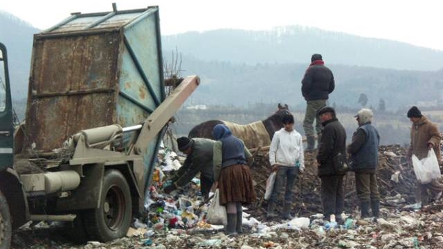 Zeci de oameni consumă alimente expirate de la groapa de gunoi din Fieni