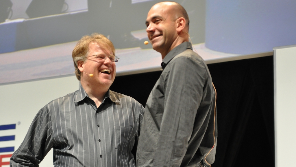 Robert Scoble, în stânga, alături de organizatorul Le Web, Loic Le Meur