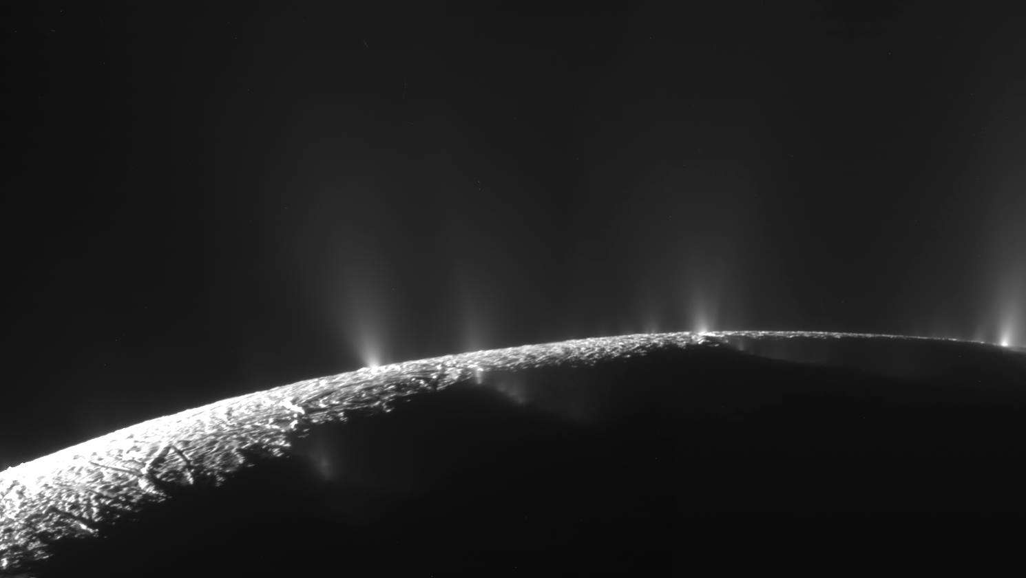 Enceladus este a şasea lună ca mărime a lui Saturn.