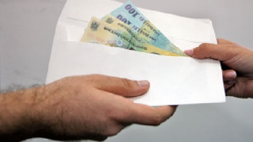 85% dintre români cred că dacă nu dau bani nu sunt îngrijiţi
