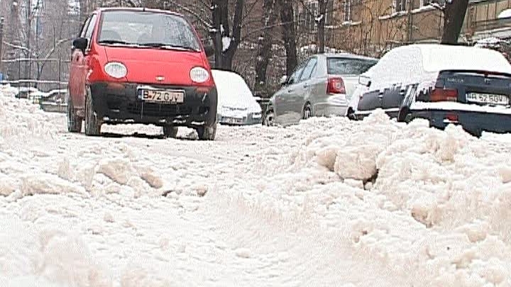 Străzile din sectorul 5 sunt blocate de nămeţii de zăpadă