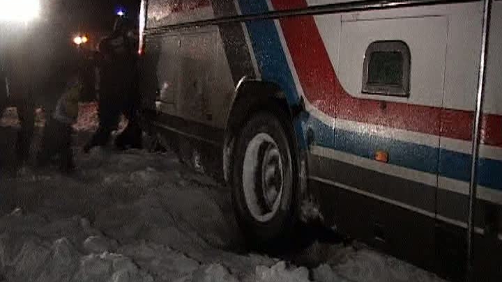 O ambulanţă care transporta o gravidă la spital a rămas înzăpezită