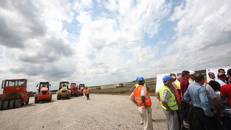 Cei 220 de km din autostrada Nădlac-Sibiu sunt pe butuci din cauza cumetriilor