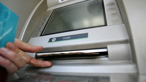 Trecătorul chemat în ajutor a scos banii din bancomat şi a fugit