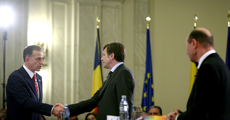 Băsescu vrea să discute cu Geoană şi Antonescu despre viitorul guvern