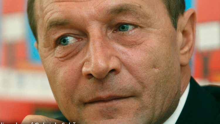Băsescu spune că nu are cicatricea de la viol