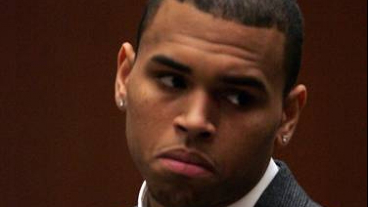 Chris Brown a fost bătut într-un club
