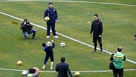 Un puşti de la o grupă de copii a echipei Bunyodkor l-a impresionat pe Ronaldo