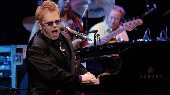 S.au pus în vânzare bilete pentru concertul Elton John / FOTO: textually.org