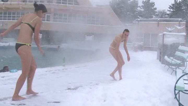 Românii înfruntă frigul pentru o baie fierbinte.