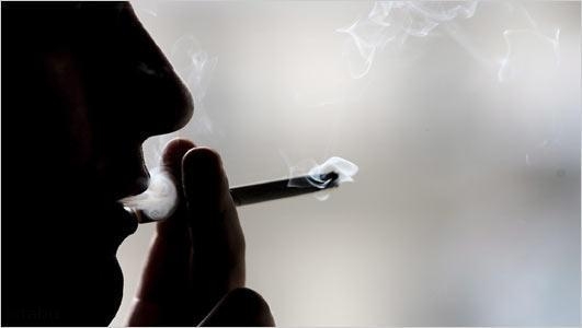 Speriaţi de ideea de moarte fumătorii, nu au altă cale mai bună de a se calma decât aprinzându-şi o ţigară / FOTO: graphics8.nytimes.com 